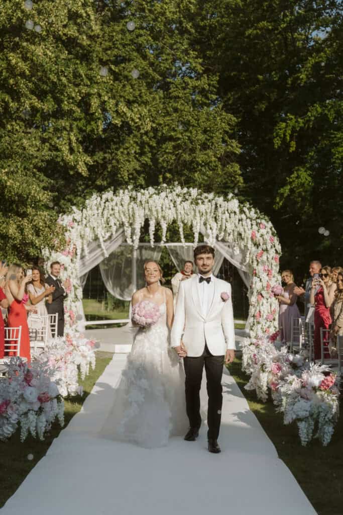 zdjęcie z ceremonii ślubnej w ogrodzie