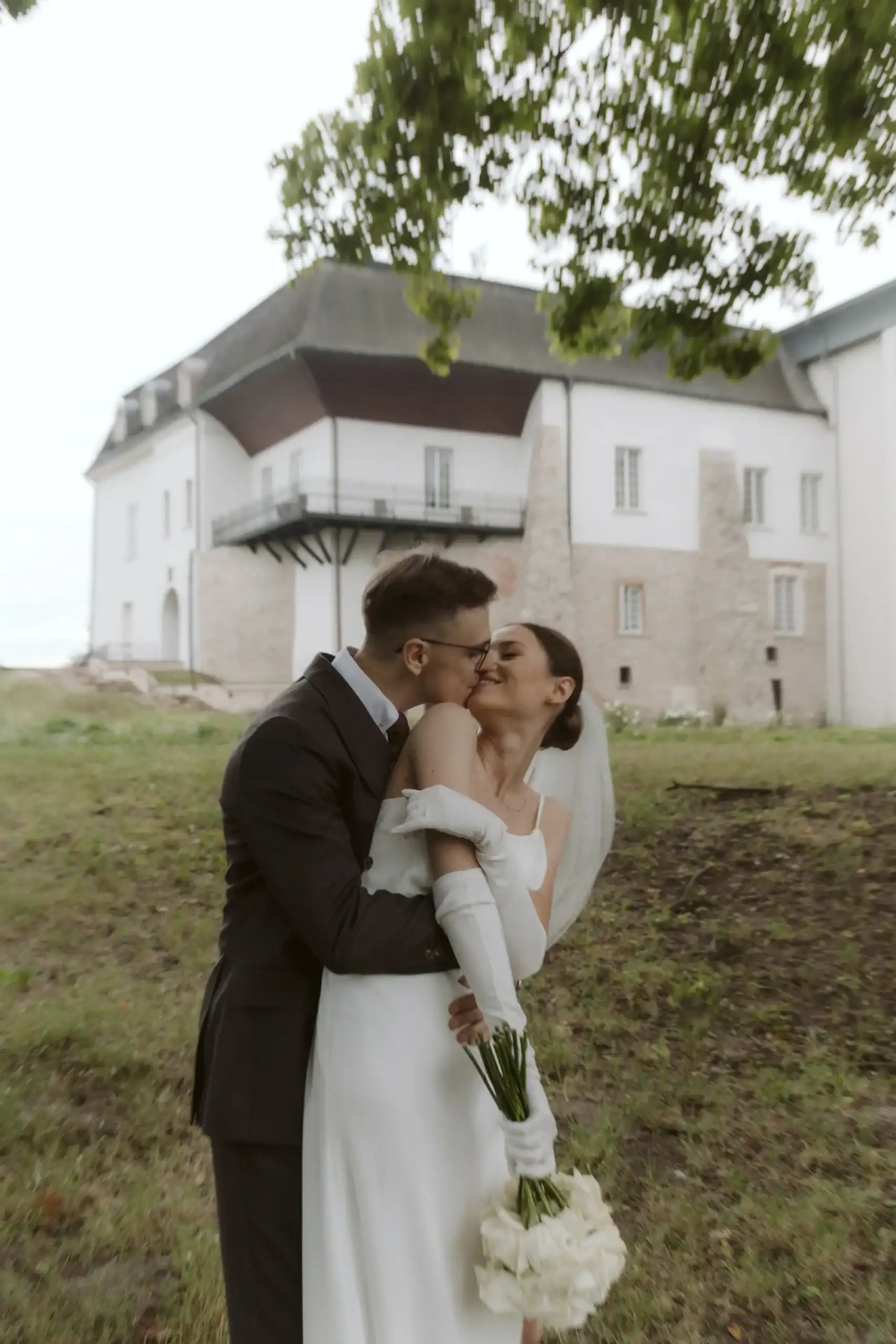 fotografia ślubna Pałac Popielów – wejście do pałacu